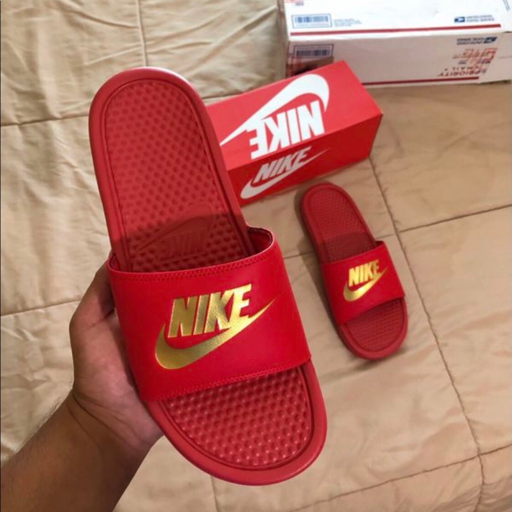 NIKE SLIDES RED/GOLD